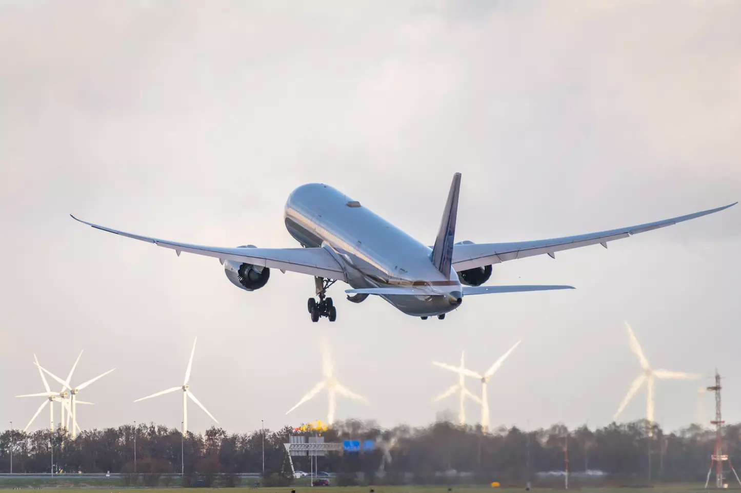 Un aereo decolla dall'aeroporto