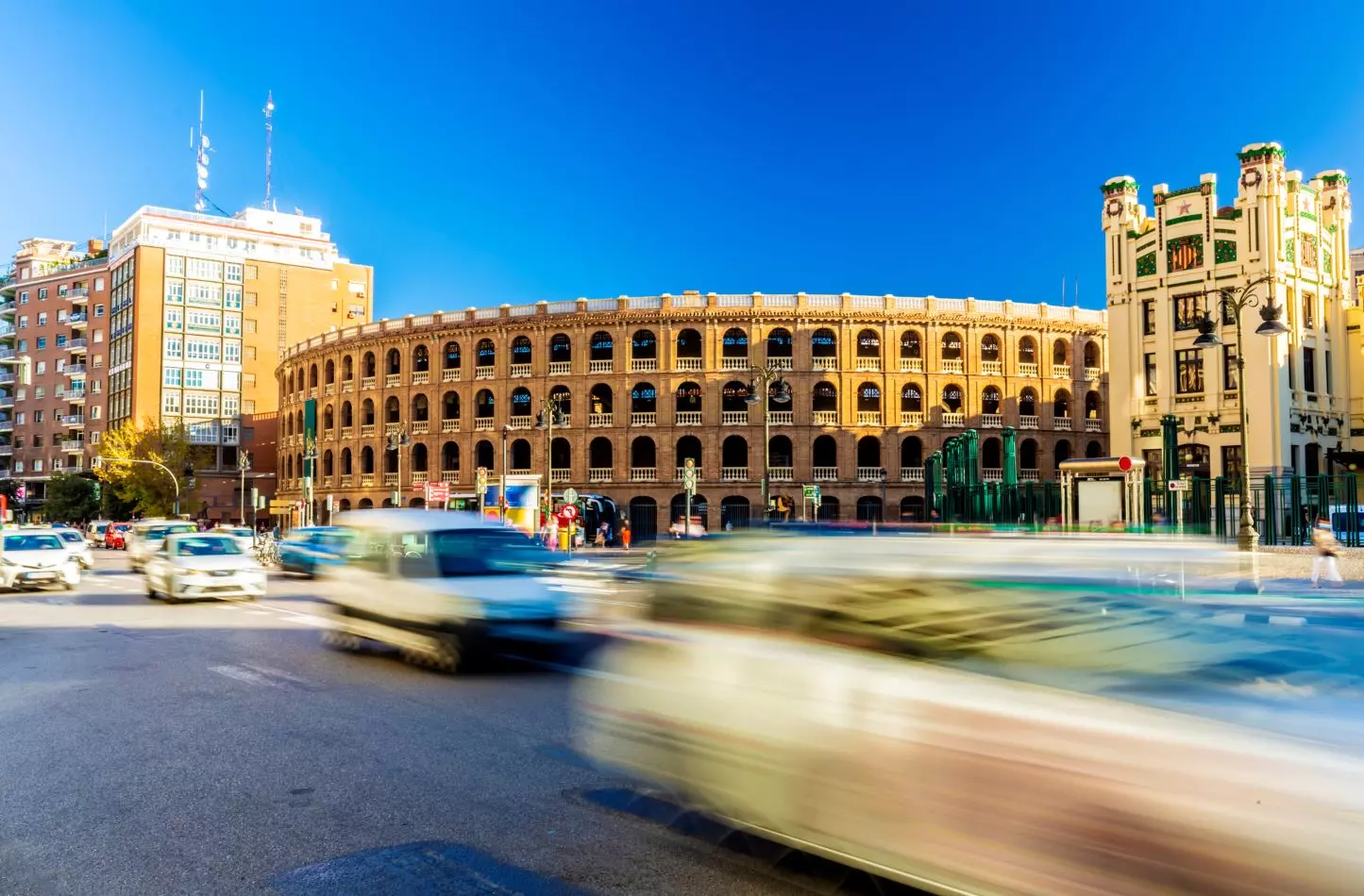 Traffico davanti all'arena di Calle de Xàtiva, Valencia