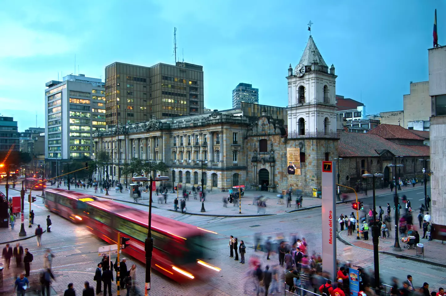 Red Transmilenio buses and other public transport account for 37% of trips in Bogotà