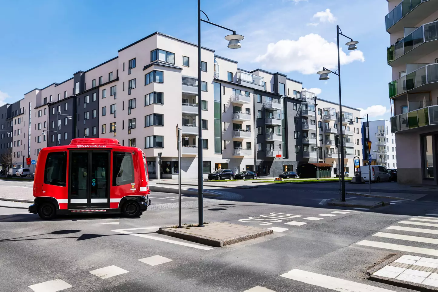 Una navetta a guida autonoma sulla strada in Svezia