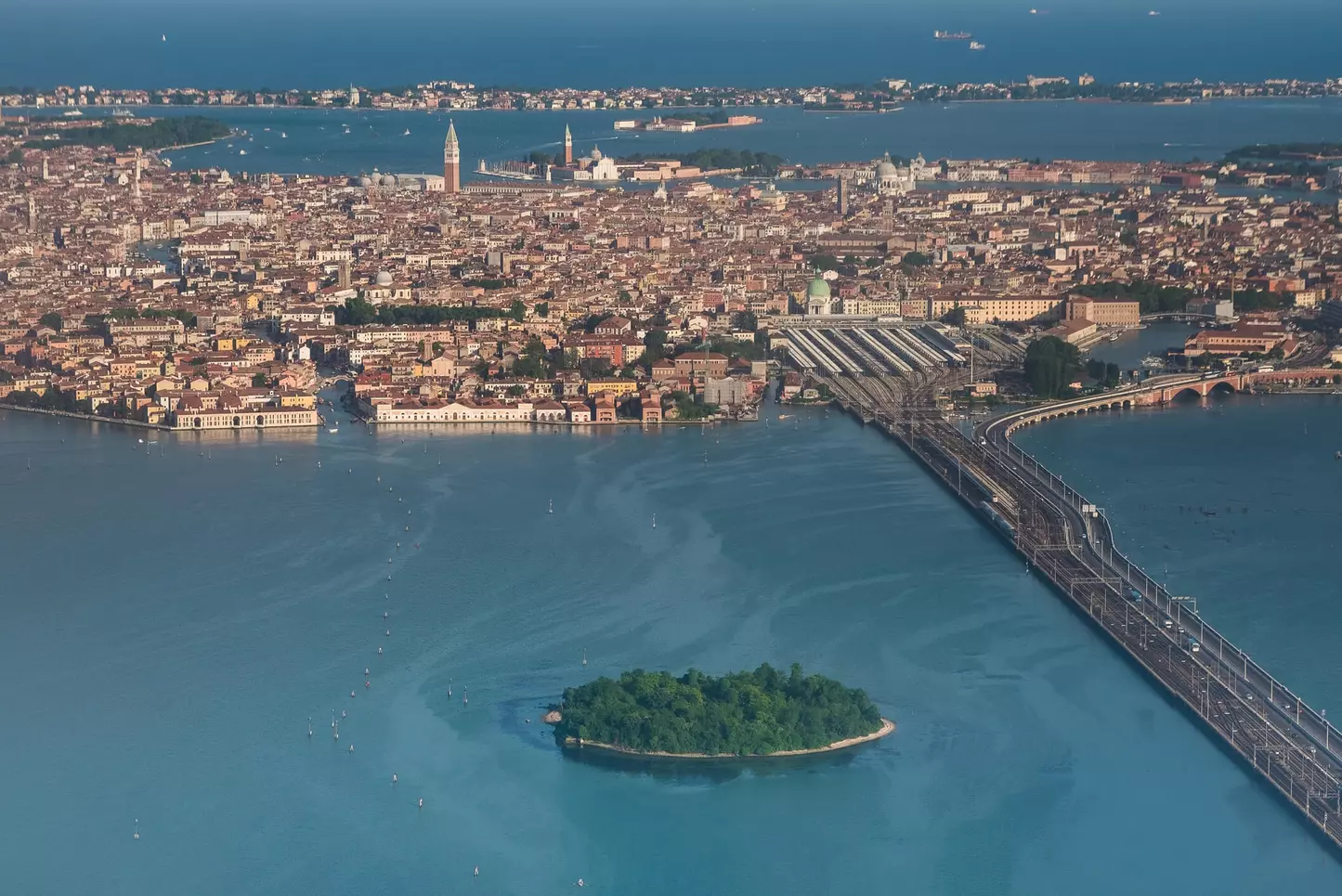 Una vista sul centro storico di Venezia, da un aeroplano mentre si avvicina all'aeroporto internazionale Marco Polo