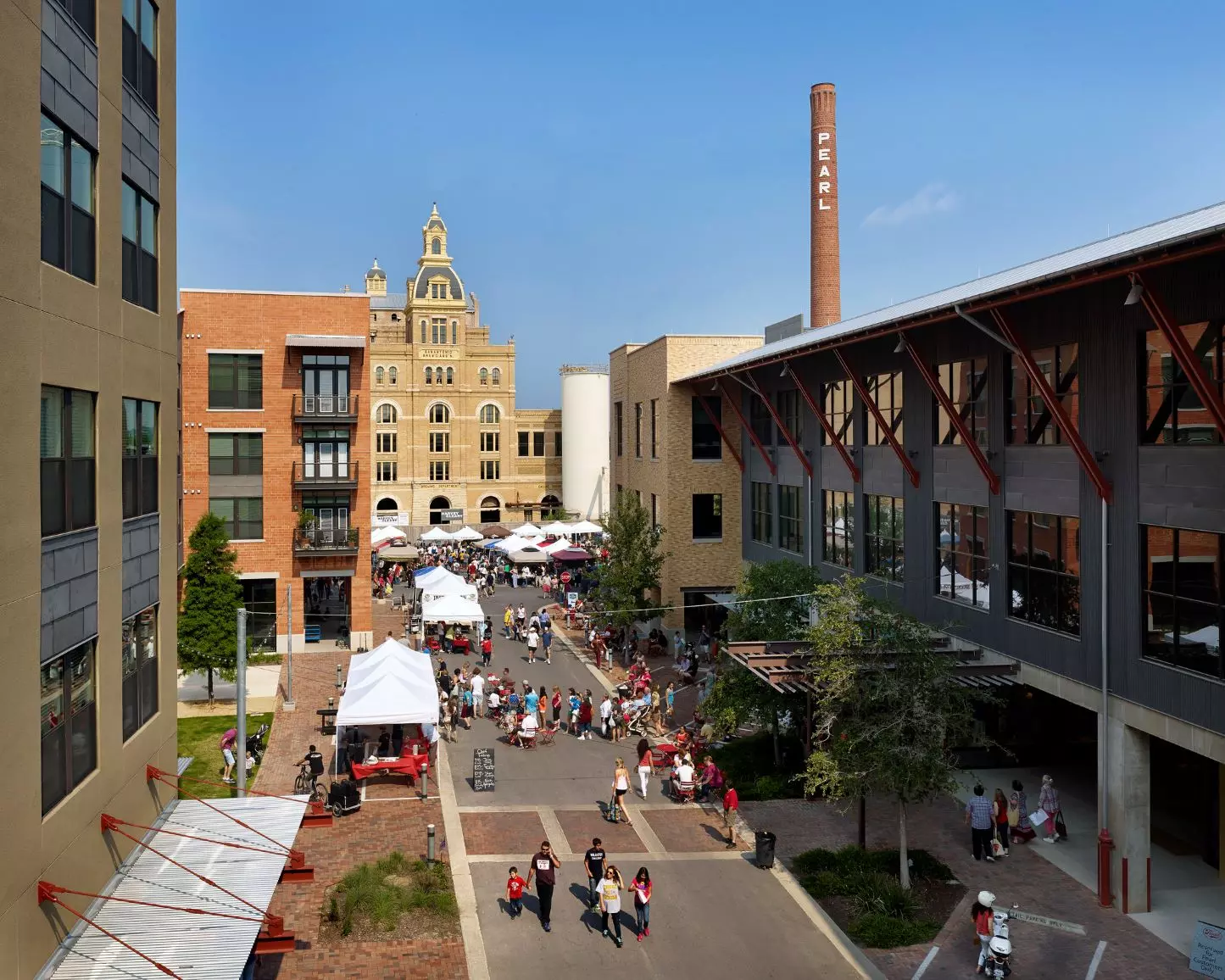  Pearl Brewery Redevelopment MasterPlan. Vincitore del premi Charter nel 2015, Lake | Flato Architects ha riprogettato la Pearl Brewery da 26 acri a San Antonio in una centrale economica e sociale, che attira 10mila visitatori all'anno in un nuovo mercato agricolo, ristoranti, negozi e spazi verdi (ph. courtesy of Congress for the New Urbanism)