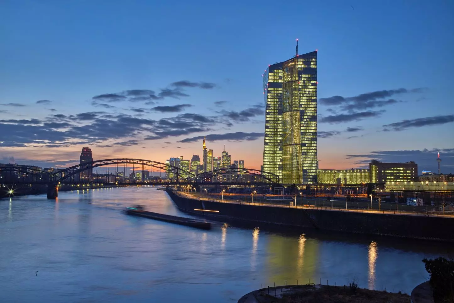 La Banca centrale europea con le sponde del fiume Meno, panorama di Francoforte, Germania